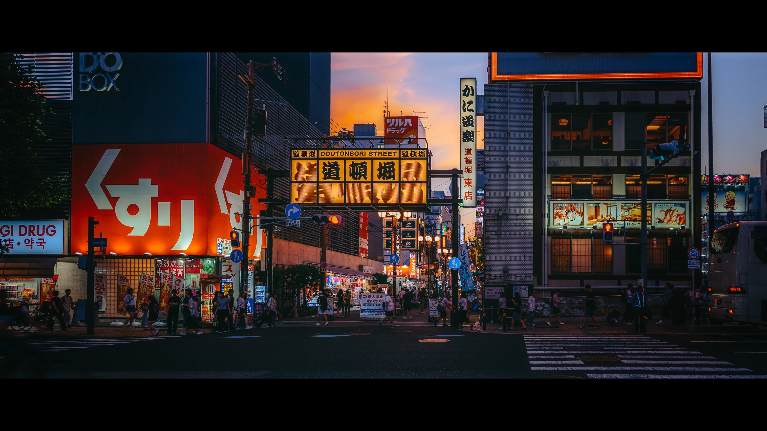 在道顿堀，傍晚，夕阳